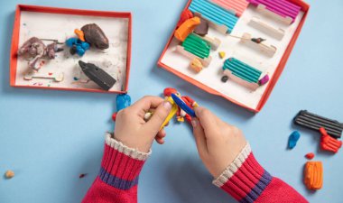 Küçük çocuk plastikçilik oynuyor. Hobi