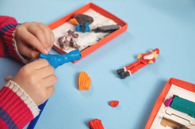 Küçük çocuk plastikçilik oynuyor. Hobi