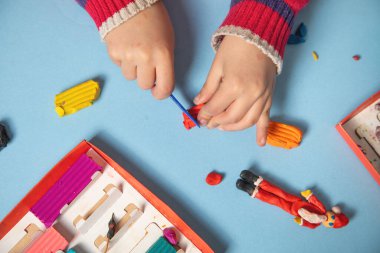 Küçük çocuk plastikçilik oynuyor. Hobi