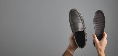 Ayakkabı tabanlı bir adam..