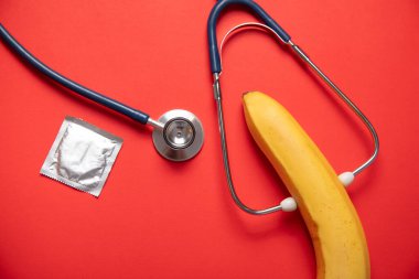 Muz, steteskop, prezervatif. Güvenli seks.