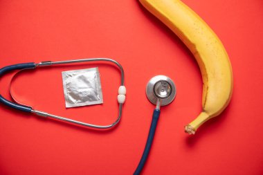 Muz, steteskop, prezervatif. Güvenli seks.