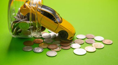 Bozuk paralarla dolu bir araba. Araba için para biriktir.