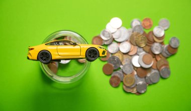 Bozuk paralarla dolu bir araba. Araba için para biriktir.