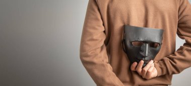 Siyah maskeli beyaz bir adam..