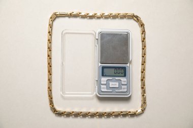 Dijital ölçekte mücevherli altın..