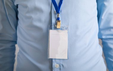 Plastik boş rozet gösteren bir iş adamı.