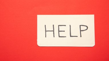 Bir kağıda yazılmış yardım iletisi. 