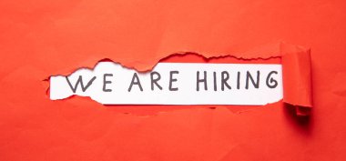 Yırtık kağıdın altına yazı yazıyoruz..