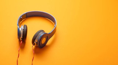 Mavi kulaklıklar. Minimum konsept. Teknoloji