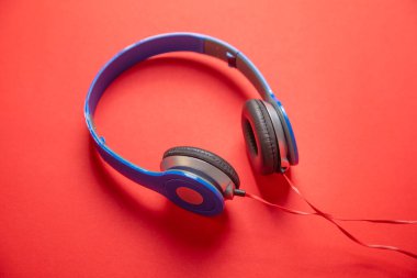 Mavi kulaklıklar. Minimum konsept. Teknoloji