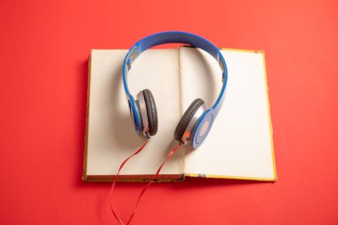 Mavi kulaklık ve kitap. Hobi olarak. Müzik