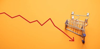 Düşük oklu bir alışveriş arabası. İş satışlarında düşüş