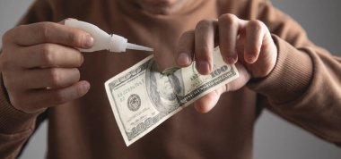 Kafkasyalı adam yırtık dolar banknotunu yapıştırdı.