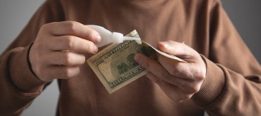 Kafkasyalı adam yırtık dolar banknotunu yapıştırdı.