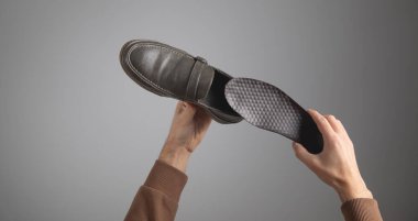 Ayakkabı tabanlı bir adam..