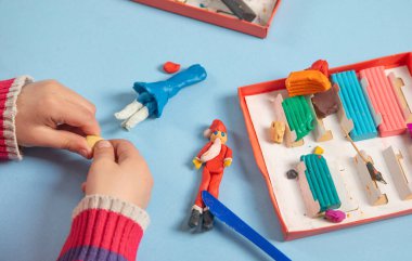 Küçük çocuk plastikçilik oynuyor. Hobi