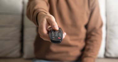 Beyaz adam TV denetçisini evde gösteriyor.