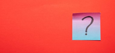 Soru işareti olan yırtık kağıt.