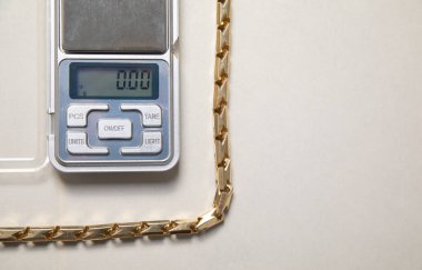 Dijital ölçekte mücevherli altın..