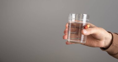 Beyaz adam bir bardak su gösteriyor..