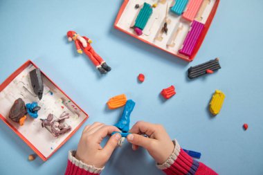 Küçük çocuk plastikçilik oynuyor. Hobi