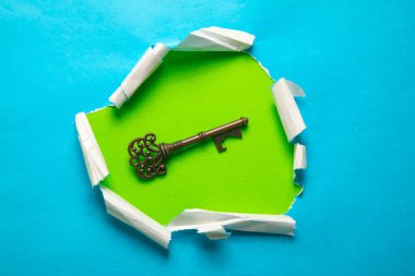 Yırtık kağıtlı başarı anahtarı.