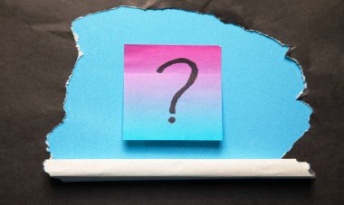 Soru işareti olan yırtık kağıt.