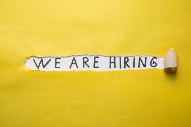 Yırtık kağıdın altına yazı yazıyoruz..