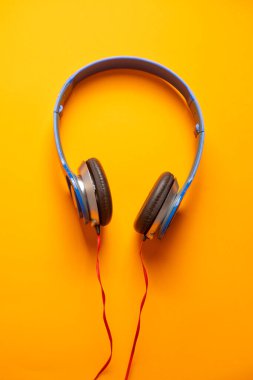 Mavi kulaklıklar. Minimum konsept. Teknoloji