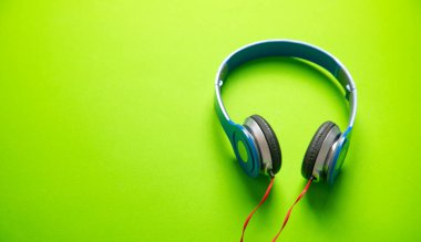 Mavi kulaklıklar. Minimum konsept. Teknoloji