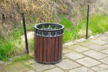 Parktaki çöp tenekesi. Çevre. Temiz doğa