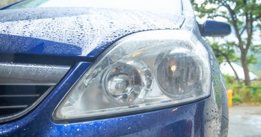 Araba yağmurdan sonra parçalandı. Su damlası