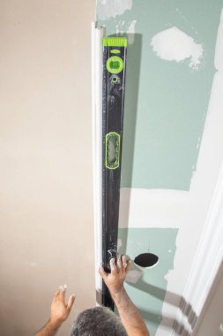 Kafkas işçiler evlerinin tavanını yeniliyorlar..