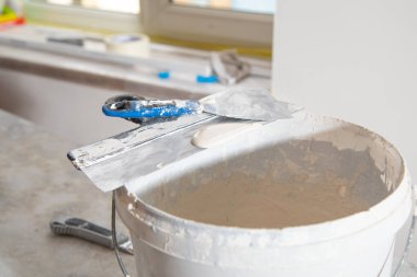 Seviyelendirmek için bir spatula ile kova.