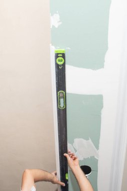 Kafkas işçiler evlerinin tavanını yeniliyorlar..