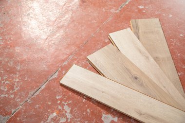 Eski katta yeni kaplamalar var. Zeminin yenilenmesi