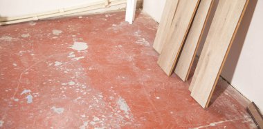 Eski katta yeni kaplamalar var. Zeminin yenilenmesi