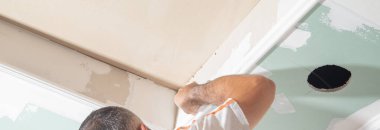 Kafkas işçiler evlerinin tavanını yeniliyorlar..