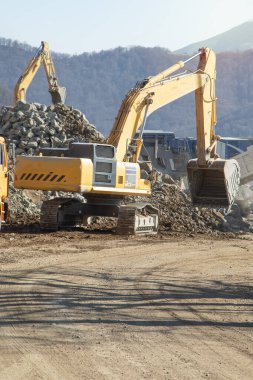 İnşaat alanında çalışan Ekskavatör.