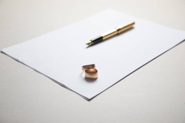 Kalem, belgeler ve alyanslar. Boşanma