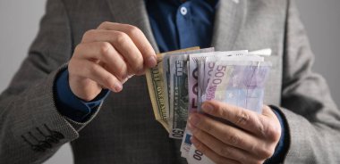 Adam para sayıyor. İş için. Finans