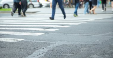 İnsanlar yoldan Zebra 'yı geçiyor.