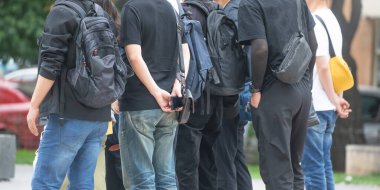 Şehirde sırt çantasındaki bir turist.