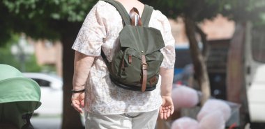 Şehirde sırt çantasındaki bir turist.