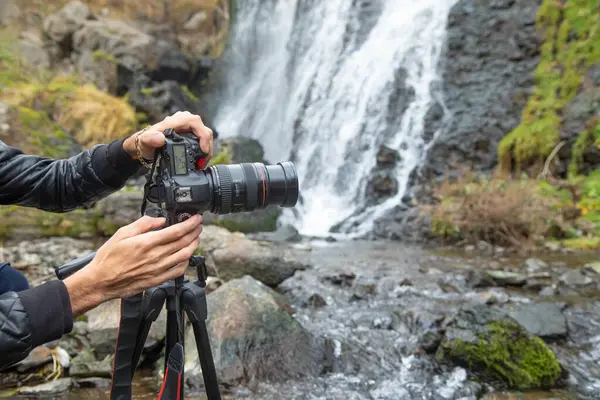 Profesyonel kamera doğada fotoğraf çekiyor..
