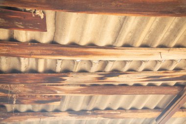 Çatının içinde eski bir yapı.