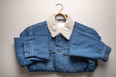 Gri arka planda Denim kış ceketi var. Moda. 