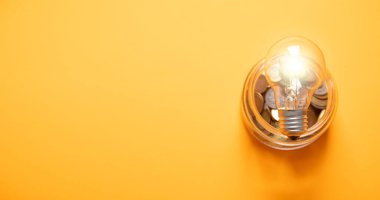 Parlayan ampullü sikkeler.