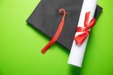 Yeşil arka planda diploma. Eğitim